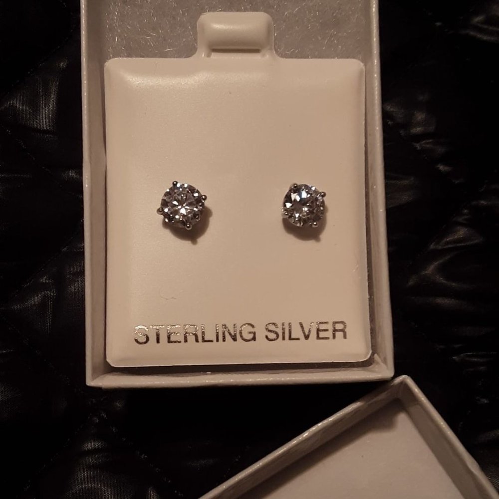 ***SATISFACTION GUARANTEED*** .925 Sterling Silver CZ Diamond Stud Earrings - Picture 3 of 10